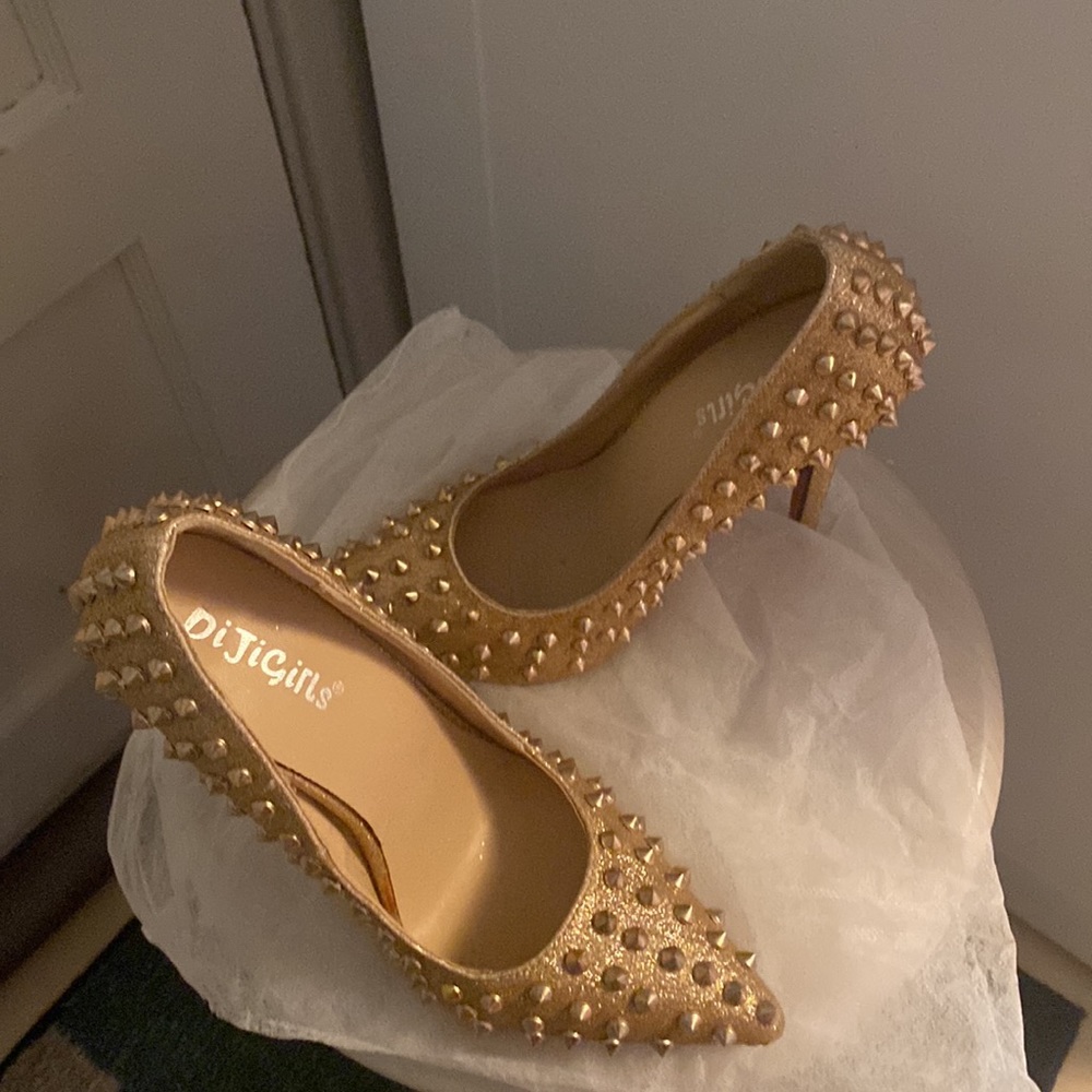 One of a kind gold heels - Picture 2 of 3